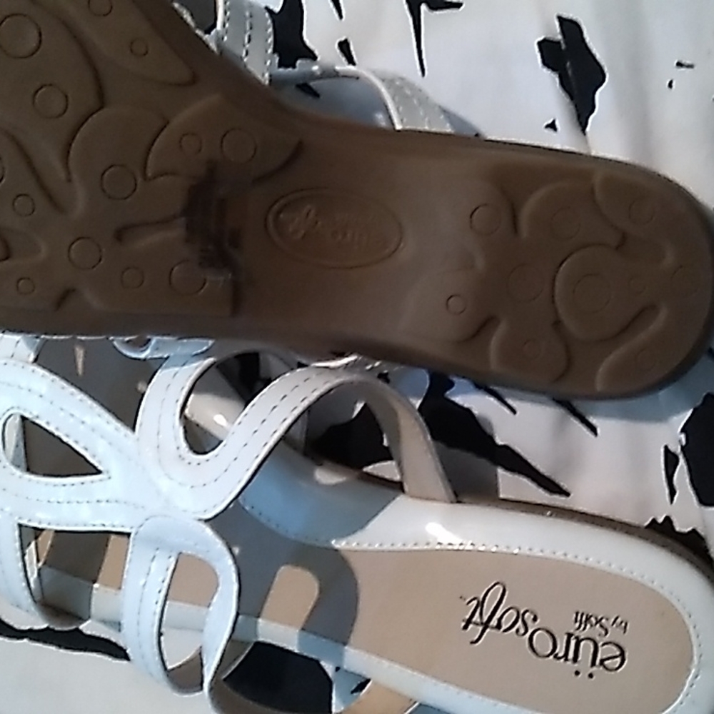 Eurosoft by Sofft size 8M White patent slip on sandal with small heal - Picture 3 of 3